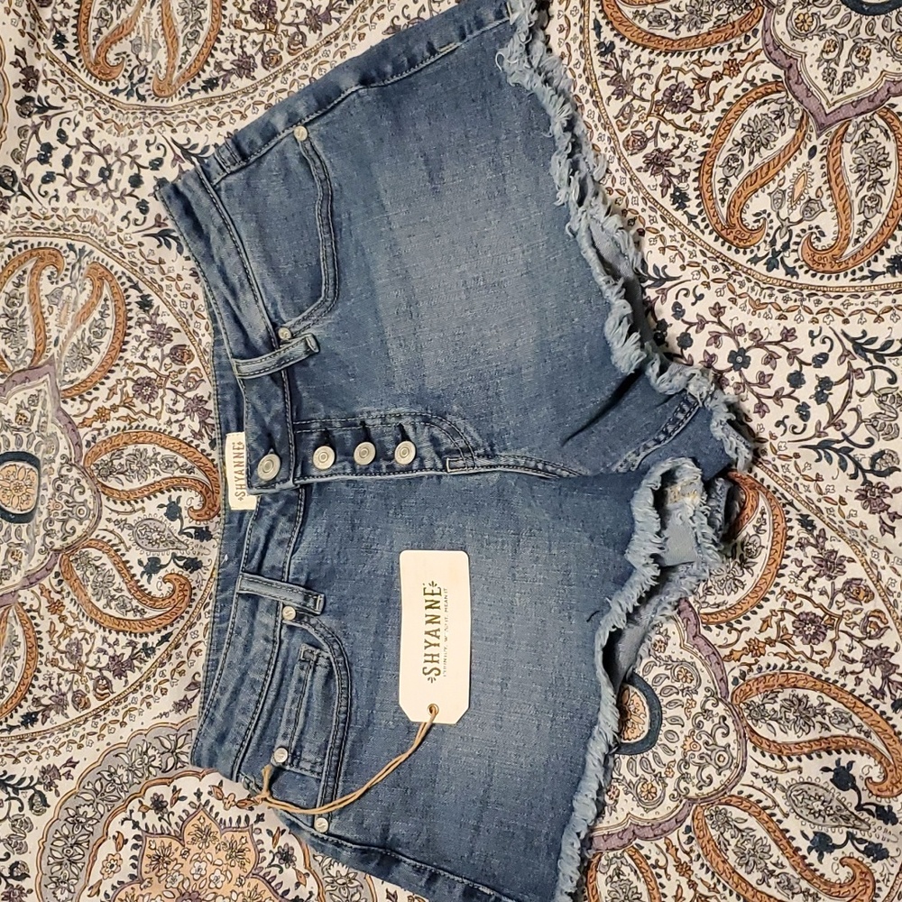 NWT Shyanne Mid-Rise Fray Hem Shorts